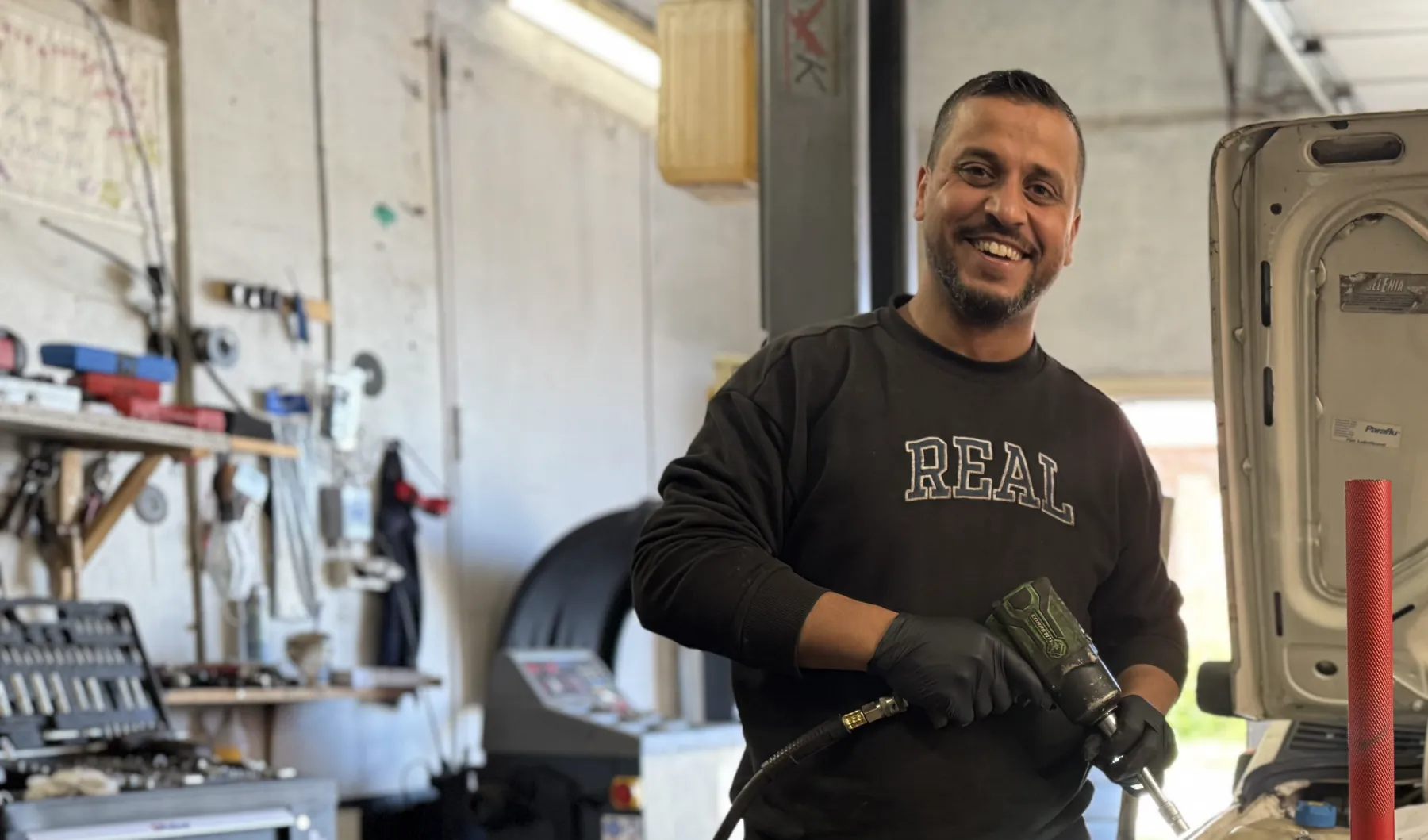 Mohammed i verkstaden på Fabriksgatan 7 i Töreboda.